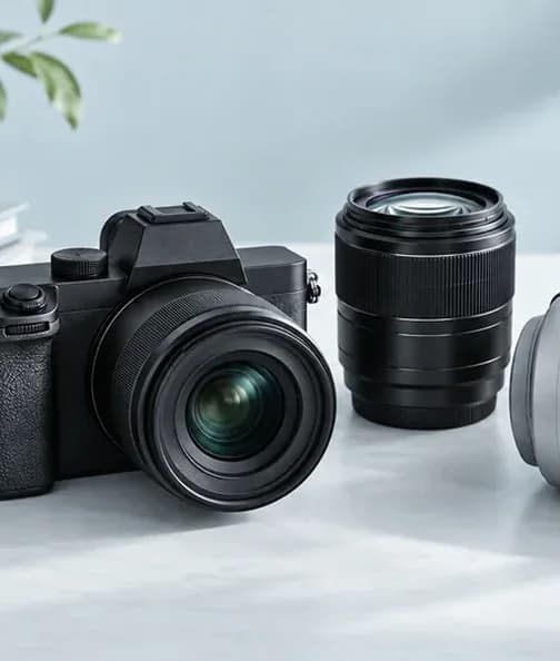 Фотокамера, объектив и наушники