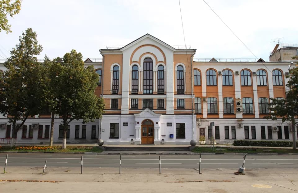 Исторический первый корпус на Молодогвардейской улице
