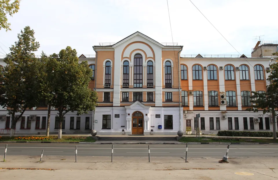 Исторический первый корпус на Молодогвардейской улице